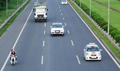 Mức phạt ô tô đi chậm không đi về phía bên phải của xe cùng chiều